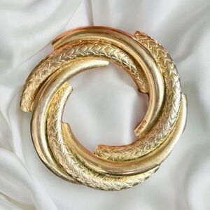 Vintage Gold Tone Textured Wreath Circle Brooch Pin Retro Statement Jewelry